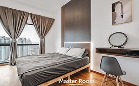 Nowhere 2Br & 2Bath Apartment With Balcony @ Reizz Residences