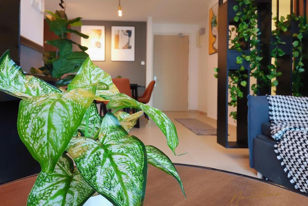 Nowhere 2Br & 2Bath Apartment With Balcony @ Reizz Residences Kuala Lumpur Luaran gambar