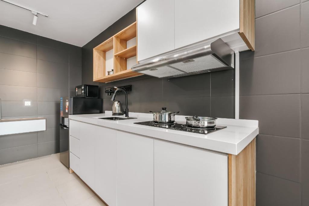 Nowhere 2Br & 2Bath Apartment With Balcony @ Reizz Residences Kuala Lumpur Luaran gambar