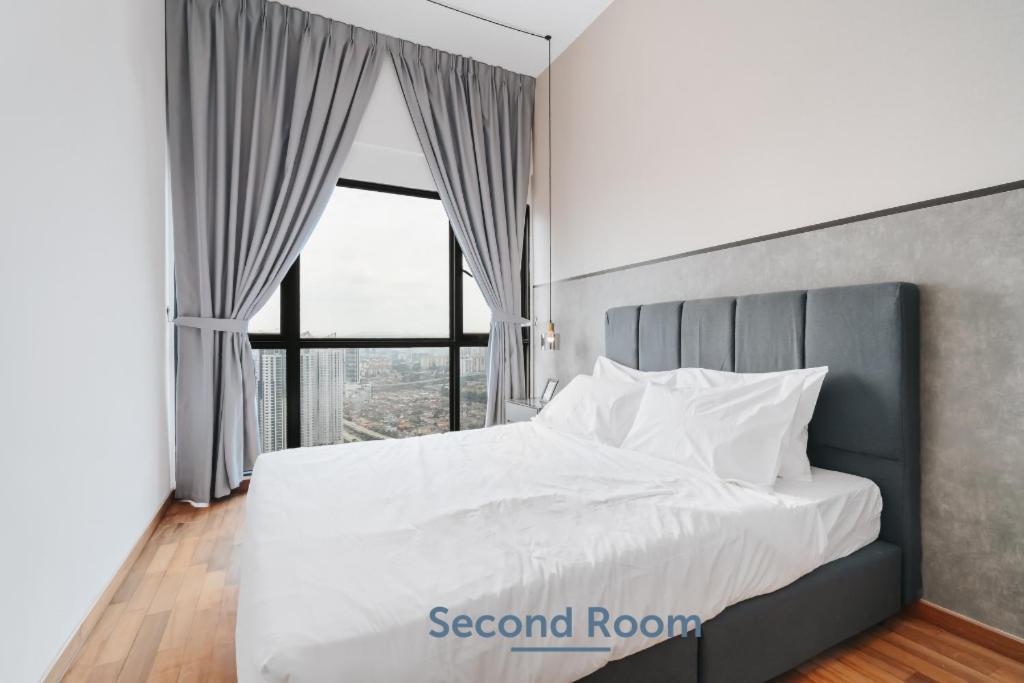Nowhere 2Br & 2Bath Apartment With Balcony @ Reizz Residences Kuala Lumpur Luaran gambar